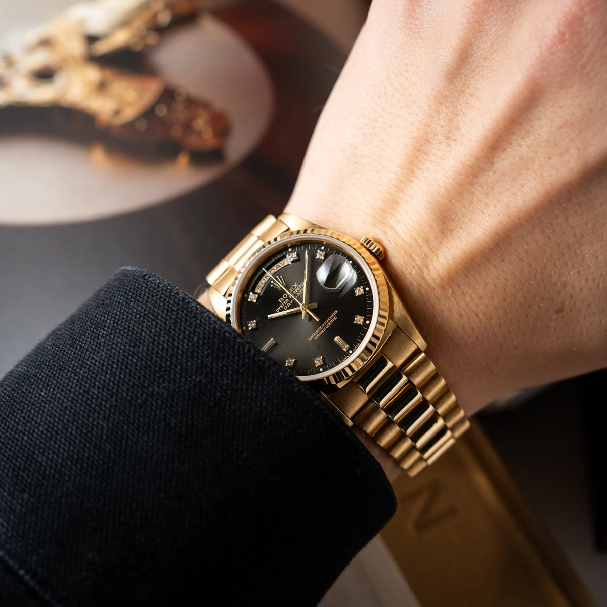 Wristshot mit der Rolex Day-Date 36 der Referenz 18238 im klassischen Gelbgold mit einem schwarzen Diamond Dial und englischsprachiger Wochentagsanzeige