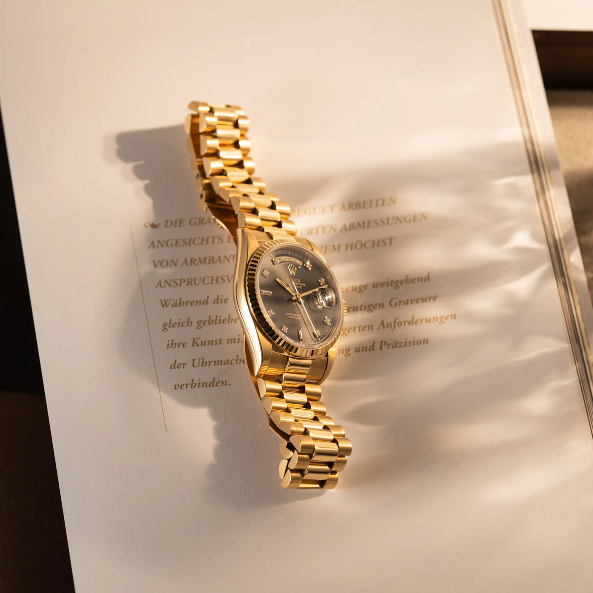 Produktfotografie der Rolex Day-Date 36 der Referenz 18238 im klassischen Gelbgold mit einem schwarzen Diamond Dial und englischsprachiger Wochentagsanzeige