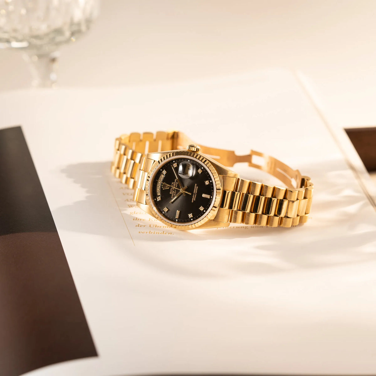 Produktfotografie der Rolex Day-Date 36 der Referenz 18238 im klassischen Gelbgold mit einem schwarzen Diamond Dial und englischsprachiger Wochentagsanzeige