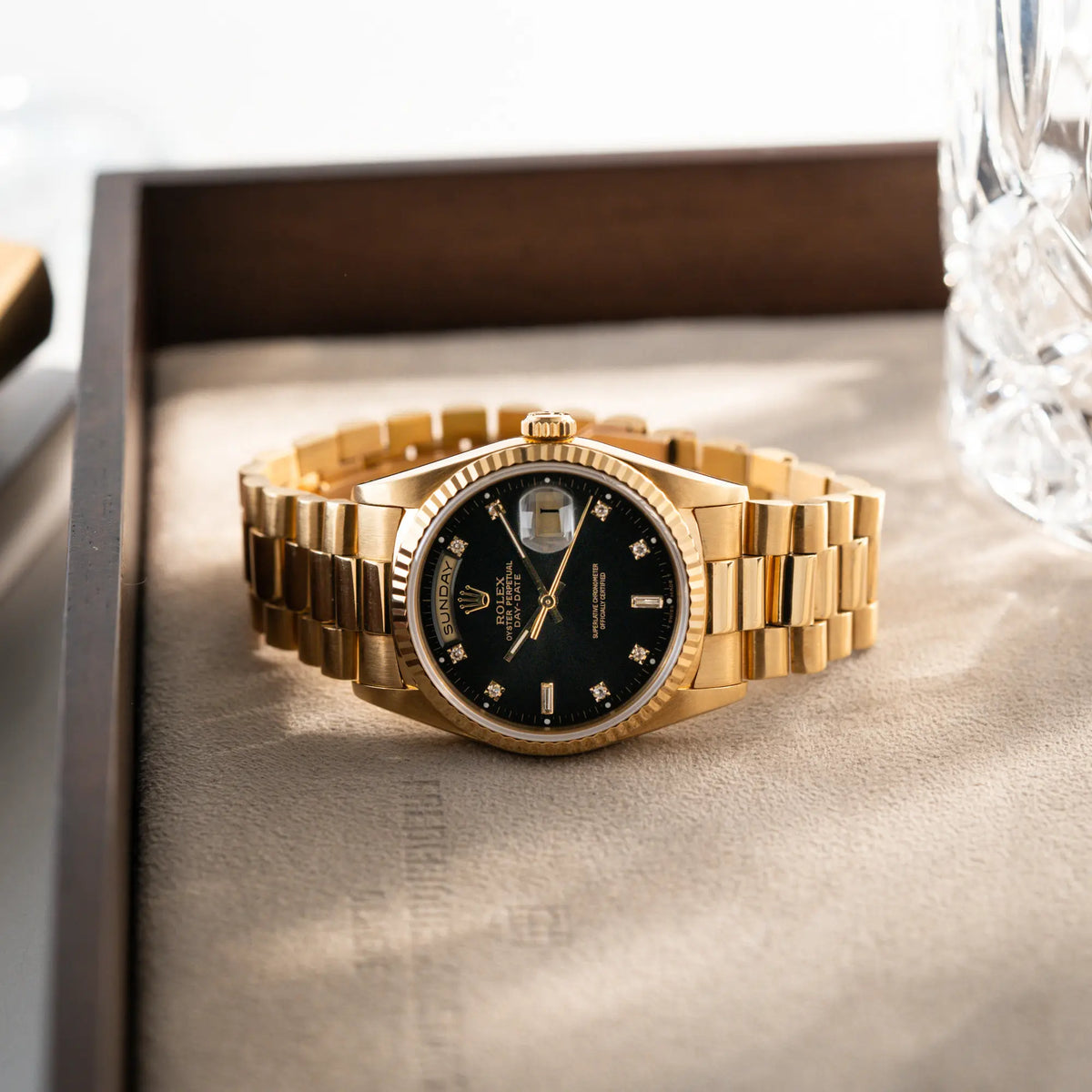 Produktfotografie der Rolex Day-Date 36 der Referenz 18238 im klassischen Gelbgold mit einem schwarzen Diamond Dial und englischsprachiger Wochentagsanzeige