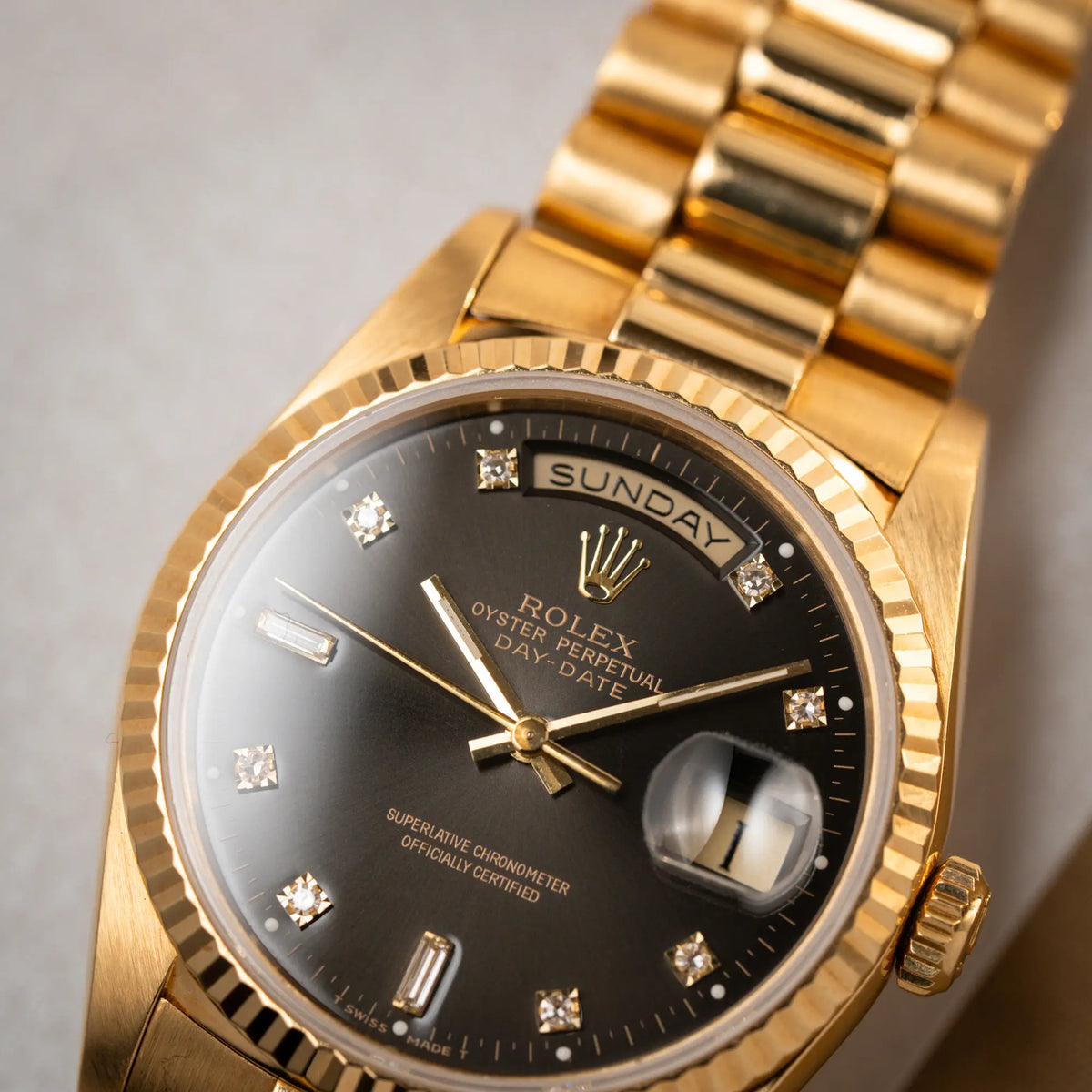 Produktfotografie der Rolex Day-Date 36 der Referenz 18238 im klassischen Gelbgold mit einem schwarzen Diamond Dial und englischsprachiger Wochentagsanzeige