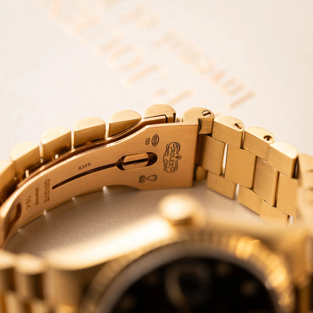 Produktfotografie der Rolex Day-Date 36 der Referenz 18238 im klassischen Gelbgold mit einem schwarzen Diamond Dial und englischsprachiger Wochentagsanzeige