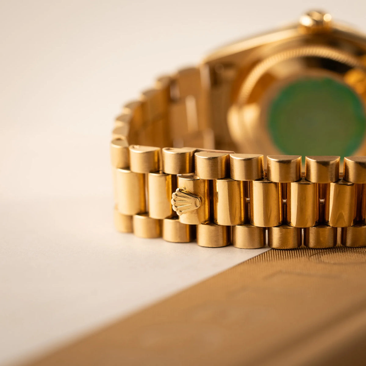 Produktfotografie der Rolex Day-Date 36 der Referenz 18238 im klassischen Gelbgold mit einem schwarzen Diamond Dial und englischsprachiger Wochentagsanzeige