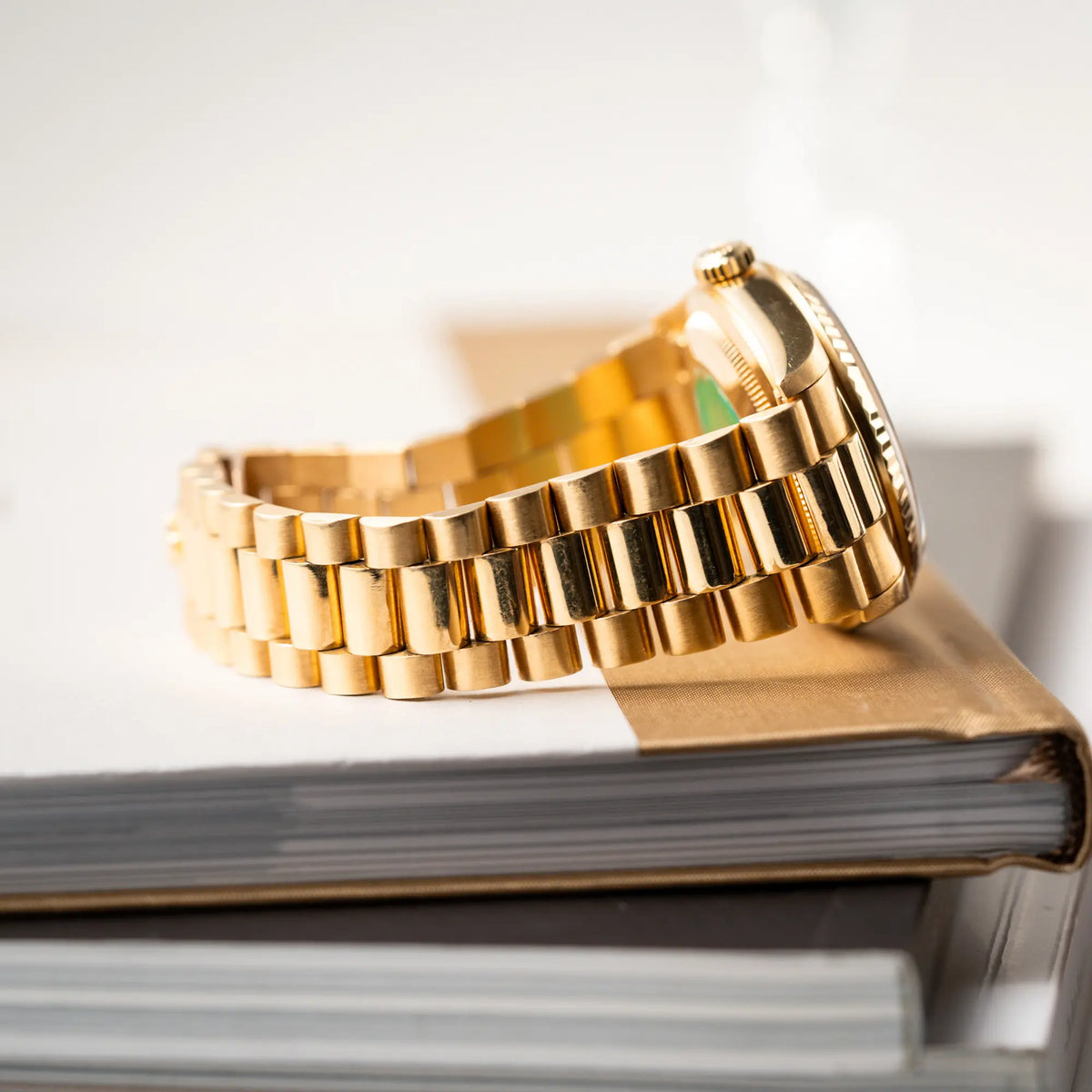 Produktfotografie der Rolex Day-Date 36 der Referenz 18238 im klassischen Gelbgold mit einem schwarzen Diamond Dial und englischsprachiger Wochentagsanzeige zeigt den Stretch des Armbands