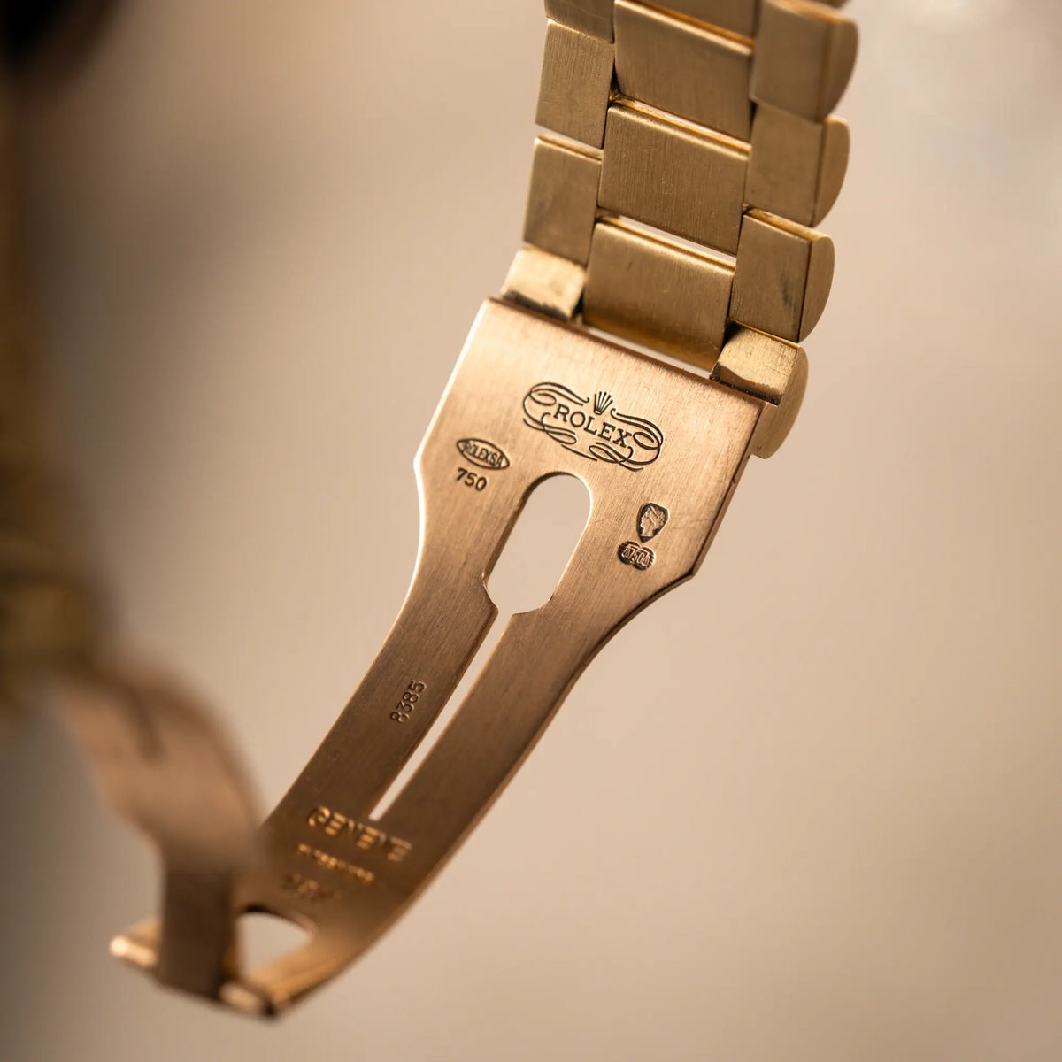 Produktfotografie zeigt die Stempel im Inneren der Faltschliesse von der Rolex Day-Date 36 der Referenz 18238 im klassischen Gelbgold mit einem schwarzen Diamond Dial und englischsprachiger Wochentagsanzeige
