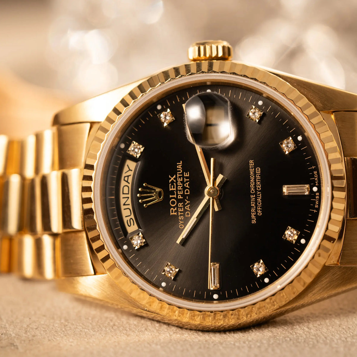 Produktfotografie der Rolex Day-Date 36 der Referenz 18238 im klassischen Gelbgold mit einem schwarzen Diamond Dial und englischsprachiger Wochentagsanzeige