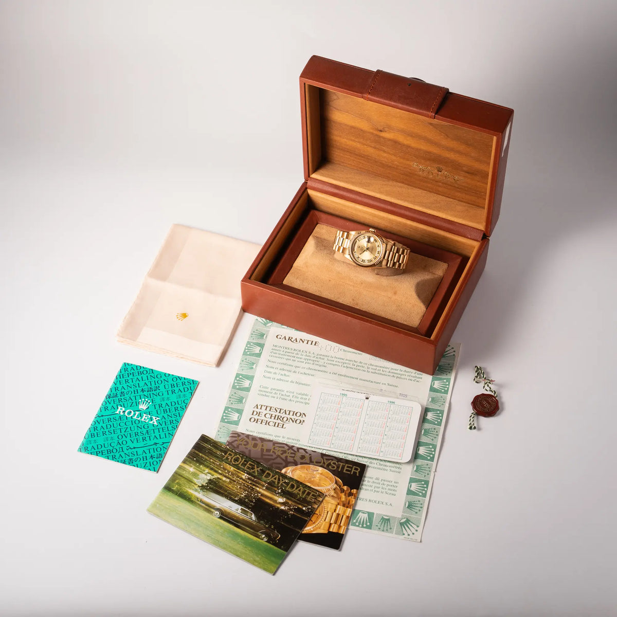 Lieferumfang zu der gelbgoldenen Rolex Day-Date 36 der Referenz 18238 mit einem seltenen Myriad-Dial mit Diamant-Kranz und römischen Indizes, bestehend aus Box, Rolex-Kalender, Booklets, Hangtag, Poliertuch und original Garantiekarte
