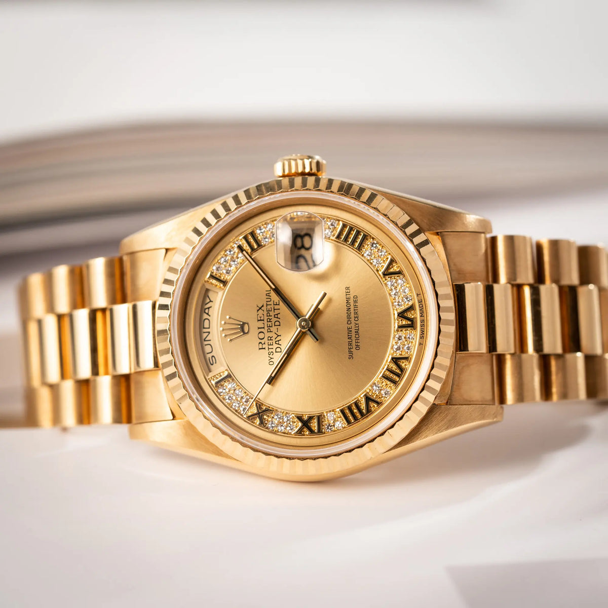 Gelbgoldene Rolex Day-Date 36 der Referenz 18238 mit einem seltenen Myriad-Dial mit Diamant-Kranz und römischen Indizes