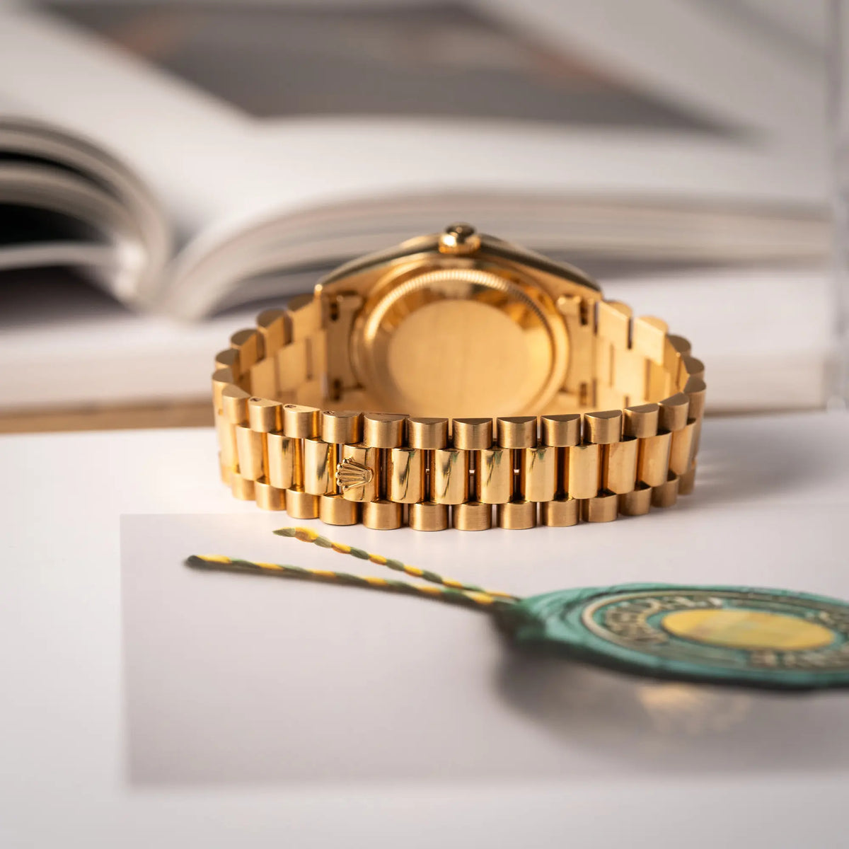 Produktfotografie zeigt das President-Armband der gelbgoldenen Rolex Day-Date 36 der Referenz 18238 mit einem seltenen Myriad-Dial mit Diamant-Kranz und römischen Indizes