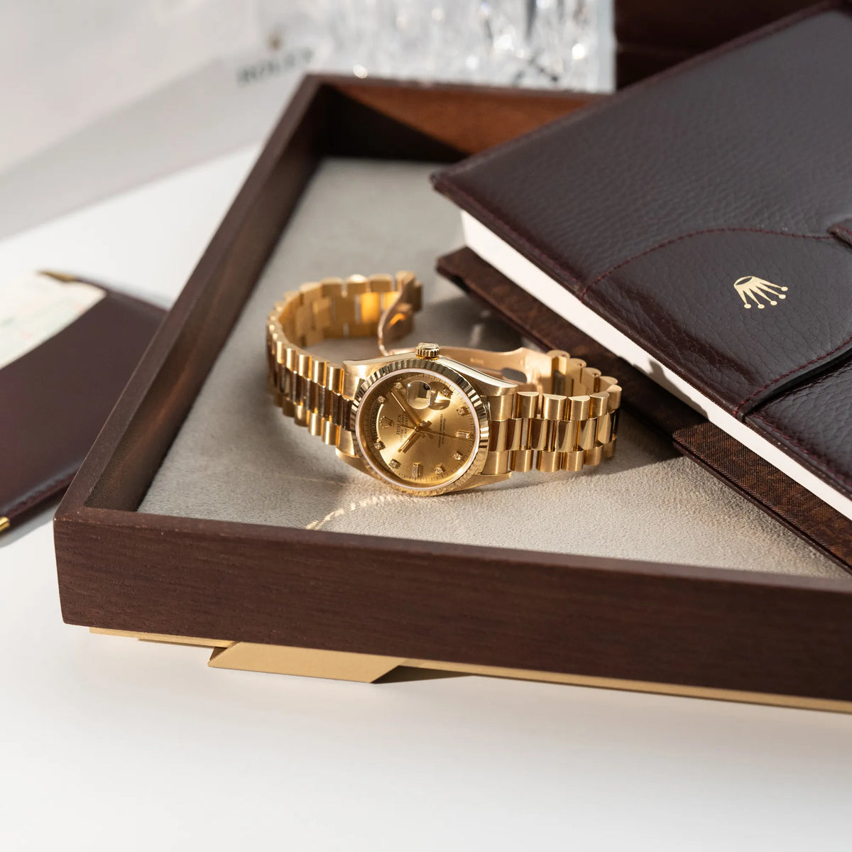 Produktfotografie der der Rolex Day-Date 36 in Gelbgold (18238) mit Diamantzifferblatt der in einem neuwertigen Zustand