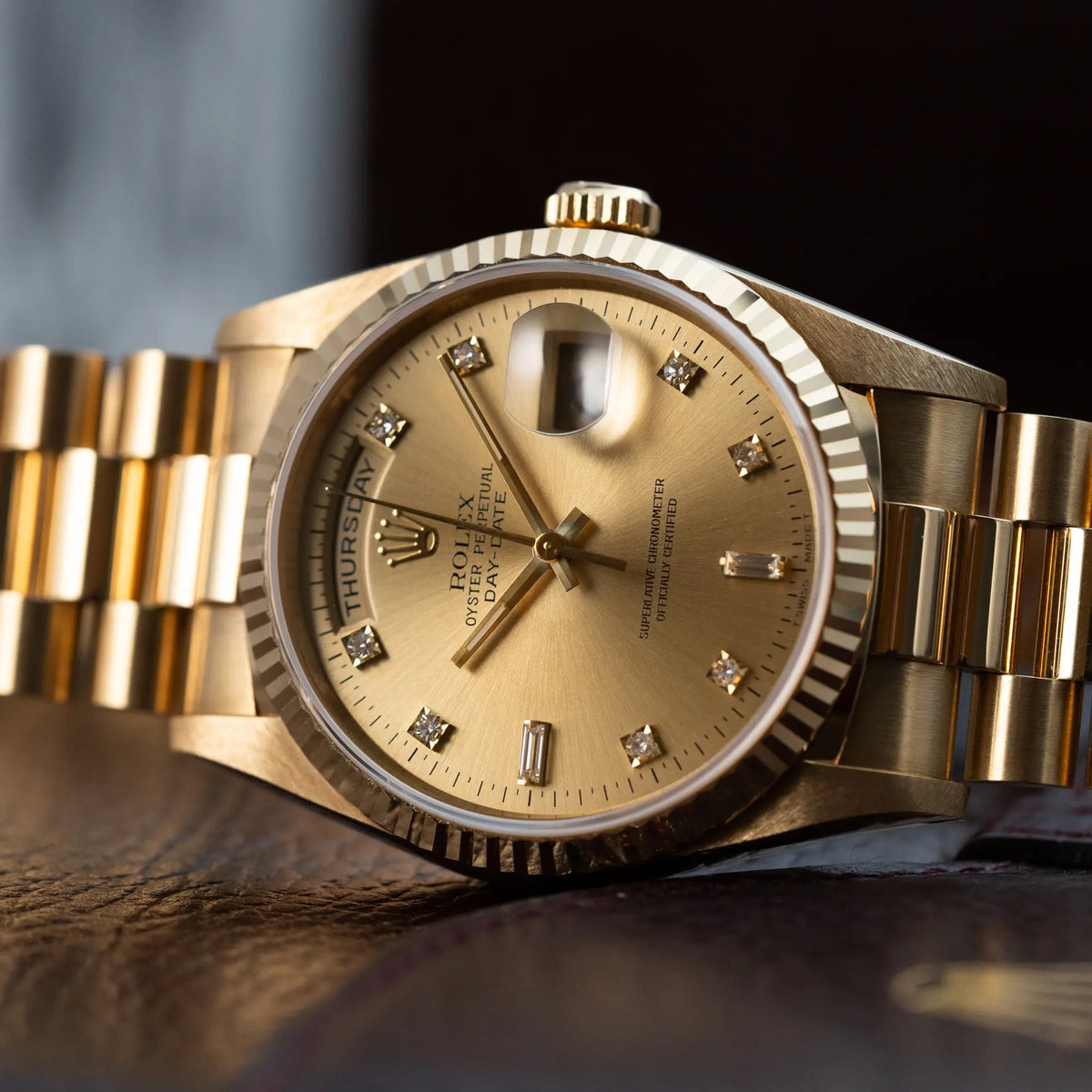 Detailaufnahme des Uhrenkopfes der Rolex Day-Date 36 in Gelbgold (18238) mit Diamantzifferblatt der in einem neuwertigen Zustand