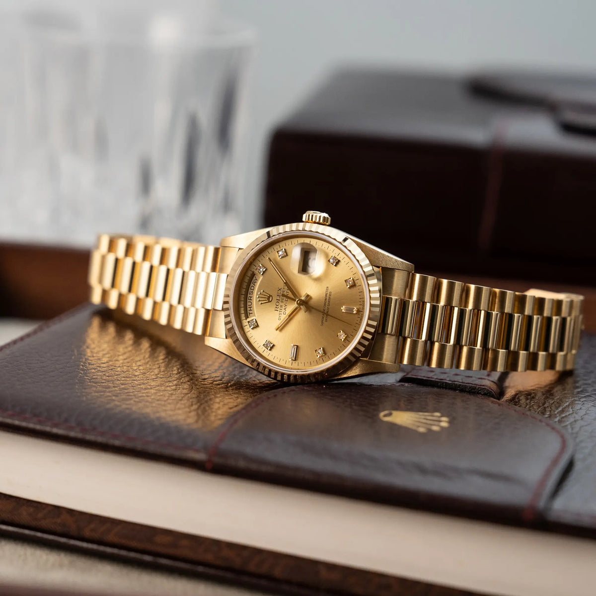 Produktfotografie der Rolex Day-Date 36 in Gelbgold (18238) mit Diamantzifferblatt der in einem neuwertigen Zustand