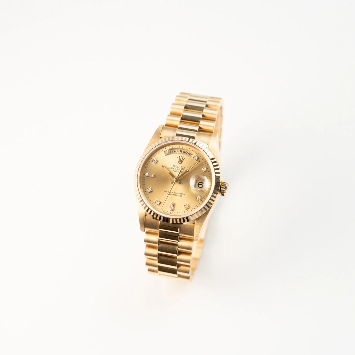 Leicht schräge Ansicht der Rolex Day-Date 36 in Gelbgold (18238) mit Diamantzifferblatt der in einem neuwertigen Zustand