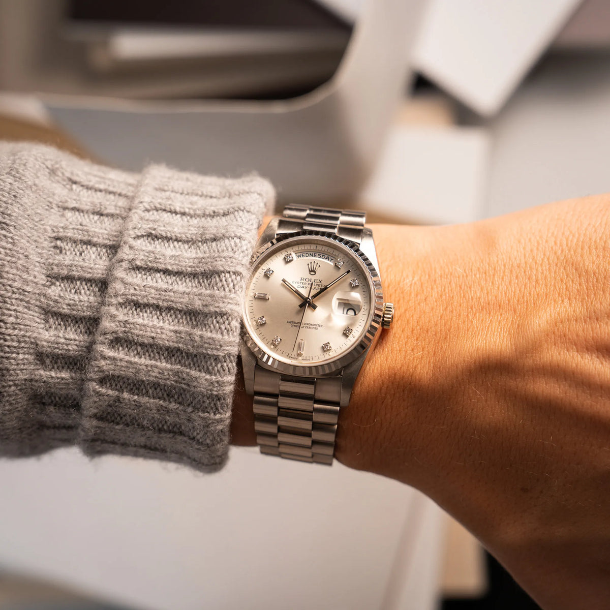 Mann trägt die Rolex Day-Date der Referenz 18239 in 36 mm aus 18 karätigem Weißgold mit silbernem Diamant-Zifferblatt für einen Wristshot am Arm