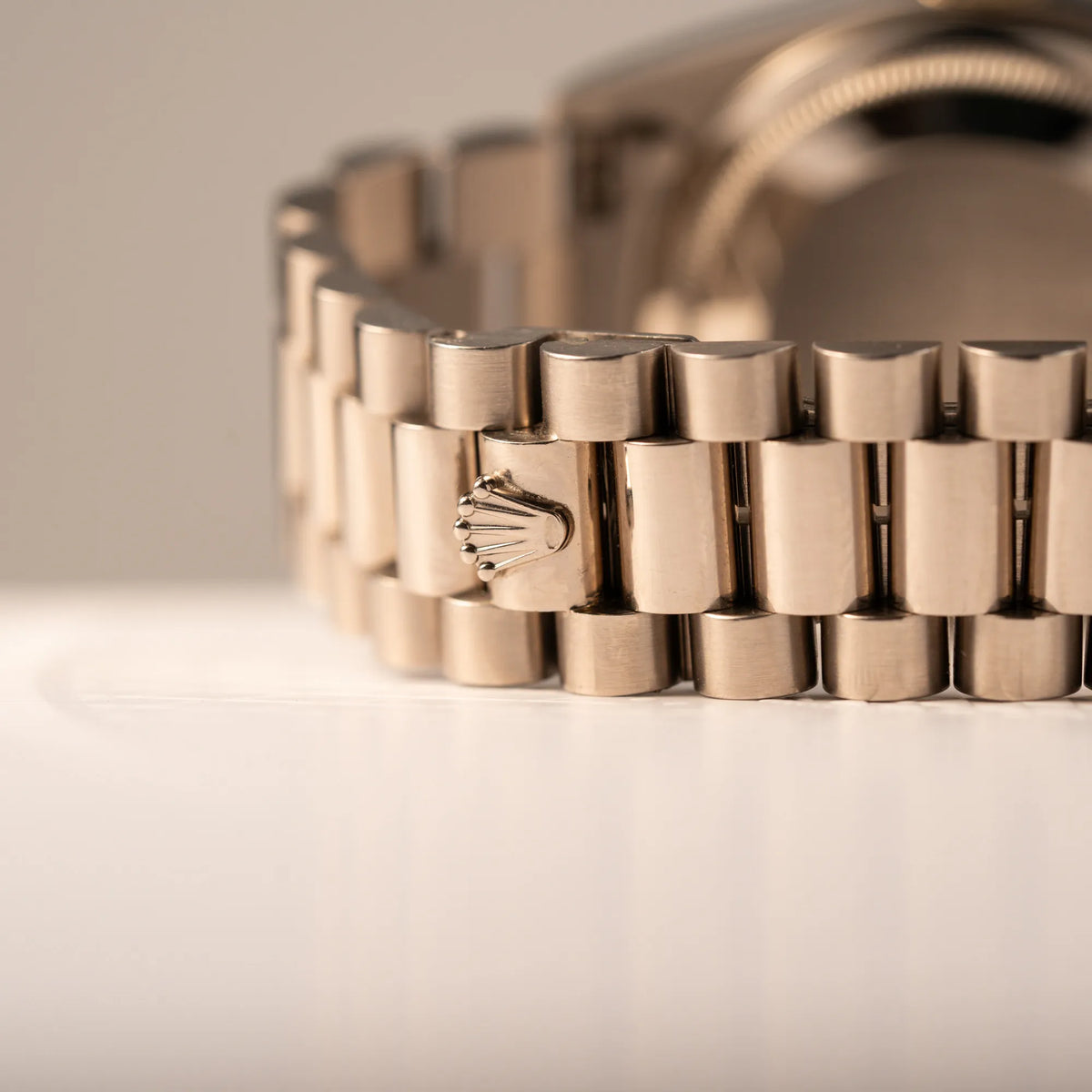 Detailaufnahme der versteckten Schließe mit Rolex Logo am President-Armband von der Rolex Day-Date der Referenz 18239 in 36 mm aus 18 karätigem Weißgold mit silbernem Diamant-Zifferblatt