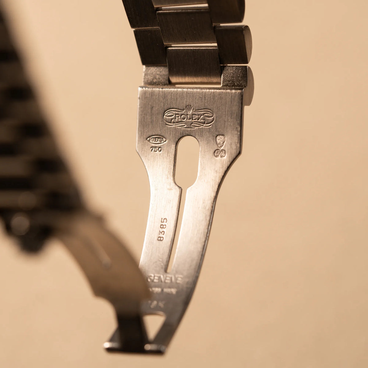 Detailaufnahme des Inneren der originalen Faltschliesse der Rolex Day-Date der Referenz 18239 in 36 mm aus 18 karätigem Weißgold mit silbernem Diamant-Zifferblatt zeigt das traditionelle Rolex-Logo, 750er Stempel usw