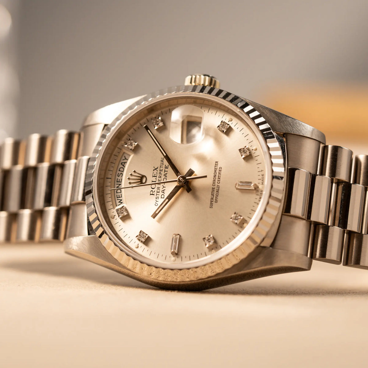 Produktfotografie als Titelbild der Rolex Day-Date 36 in Weißgold mit silbernem Diamant-Zifferblatt
