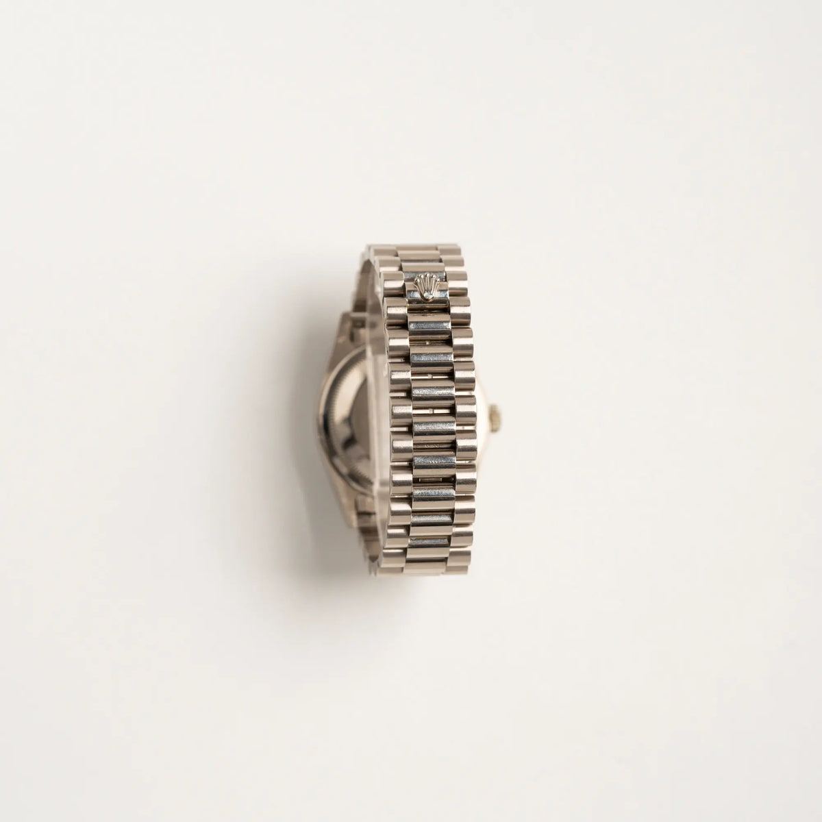 Blick auf das President-Armband mit versteckter Faltschliesse der Rolex Day-Date der Referenz 18239 in 36 mm aus 18 karätigem Weißgold mit silbernem Diamant-Zifferblatt