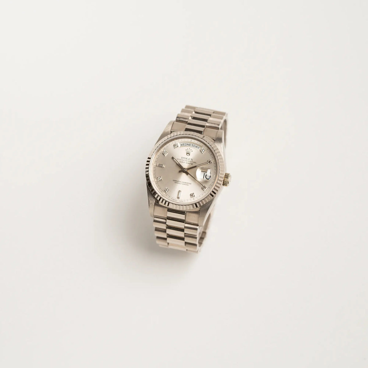 Leicht schräge Ansicht der Rolex Day-Date der Referenz 18239 in 36 mm aus 18 karätigem Weißgold mit silbernem Diamant-Zifferblatt