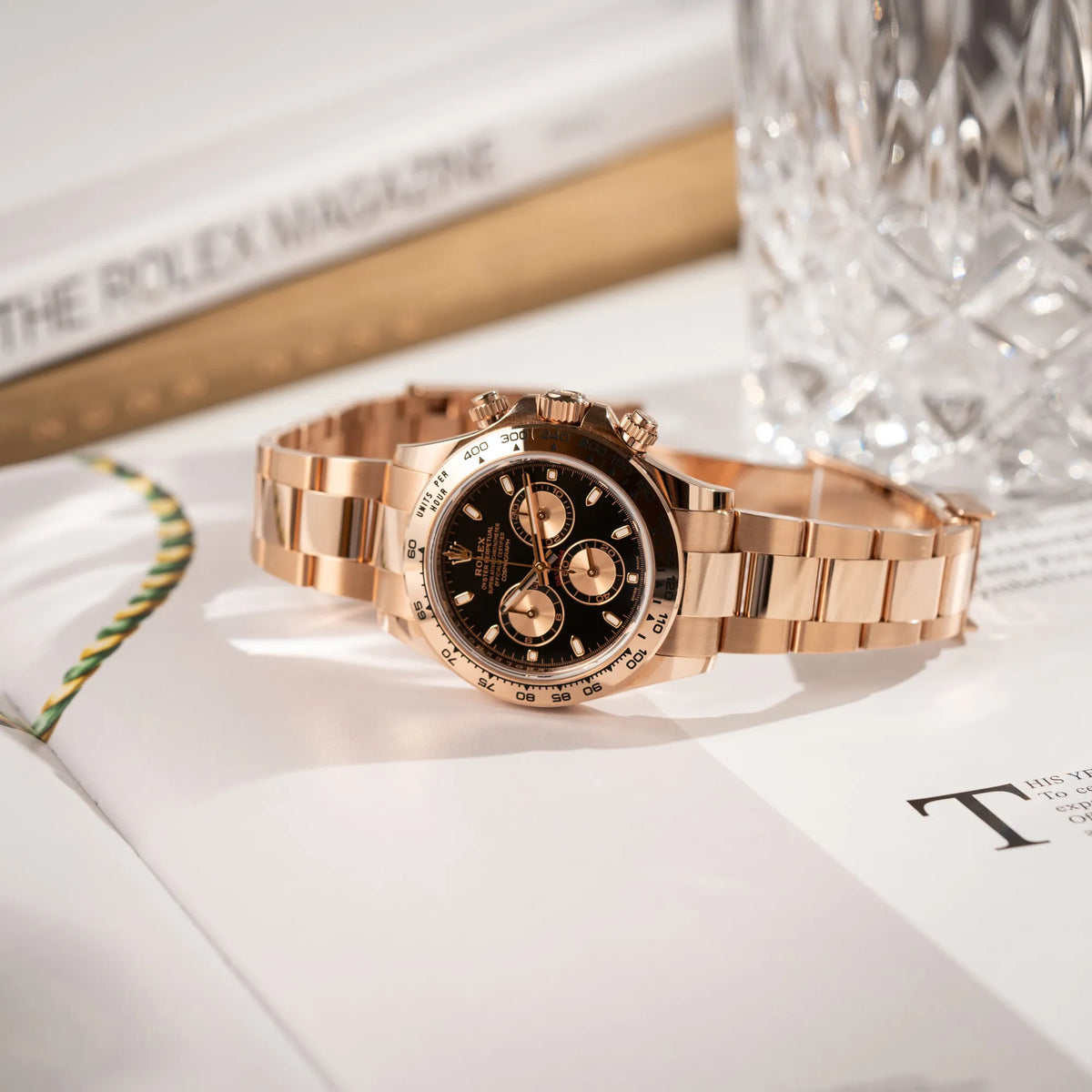 Produktfotografie der Rolex Daytona Chronograph-Armbanduhr der Referenz 116505 in Everrose-Roségold mit schwarzem Zifferblatt am Oyster-Roségold-Band