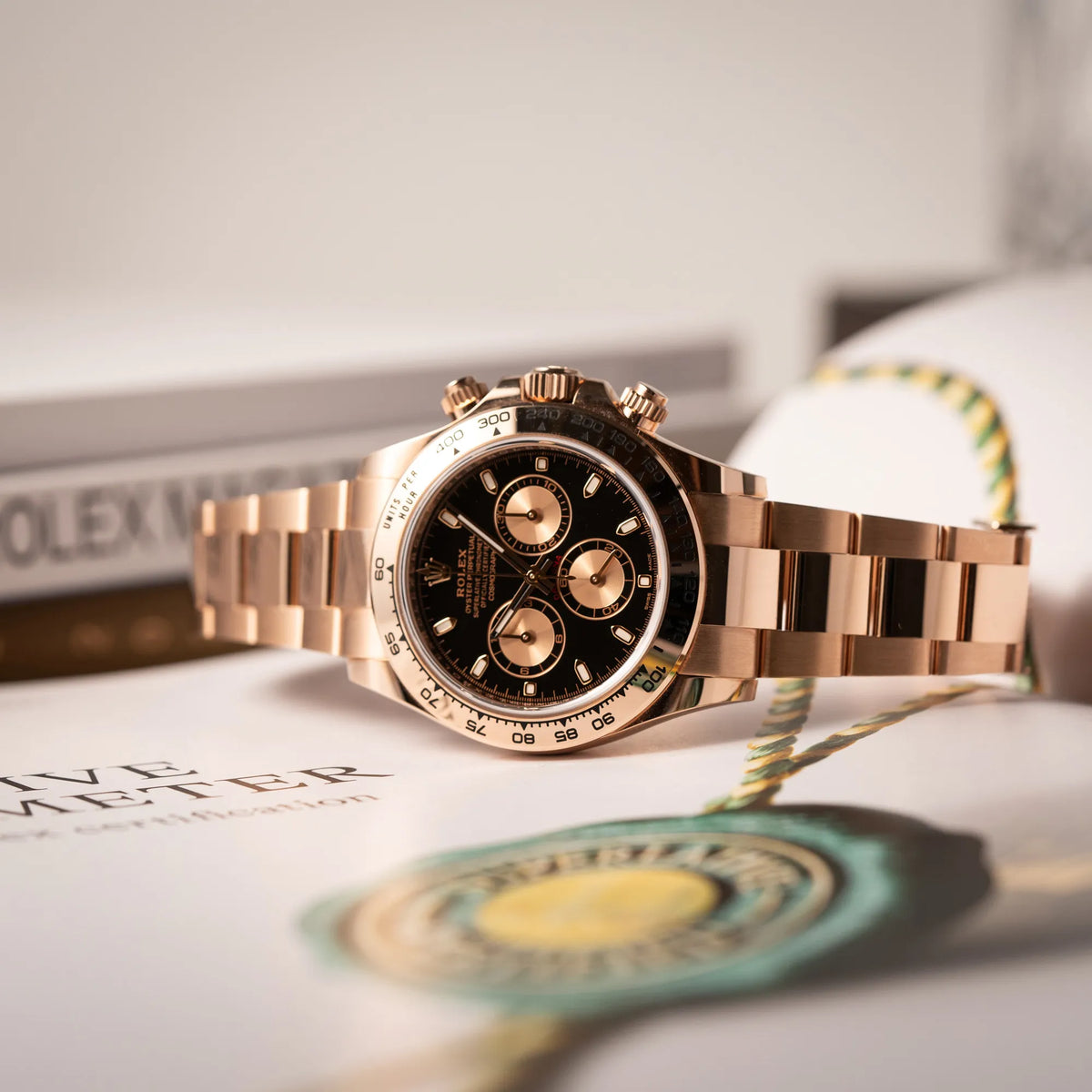 Produktfotografie der Rolex Daytona Chronograph-Armbanduhr der Referenz 116505 in Everrose-Roségold mit schwarzem Zifferblatt am Oyster-Roségold-Band