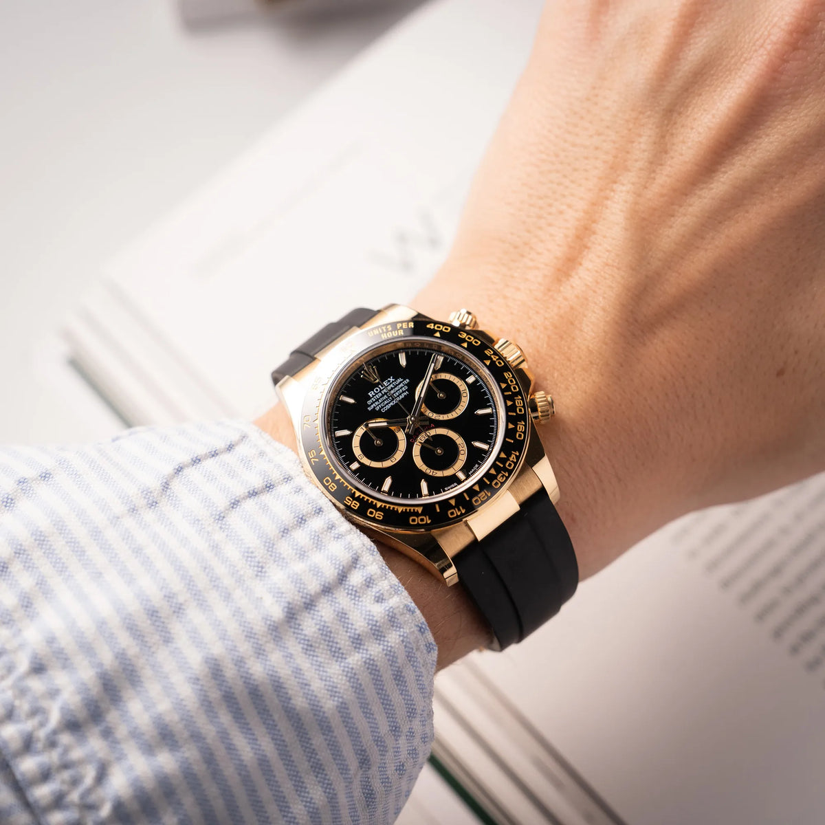 Wristshot mit der Rolex Daytona 126518LN mit Gelbgold-Gehäuse und schwarzem Zifferblatt am schwarzen Oysterflex-Armband aus Kautschuk