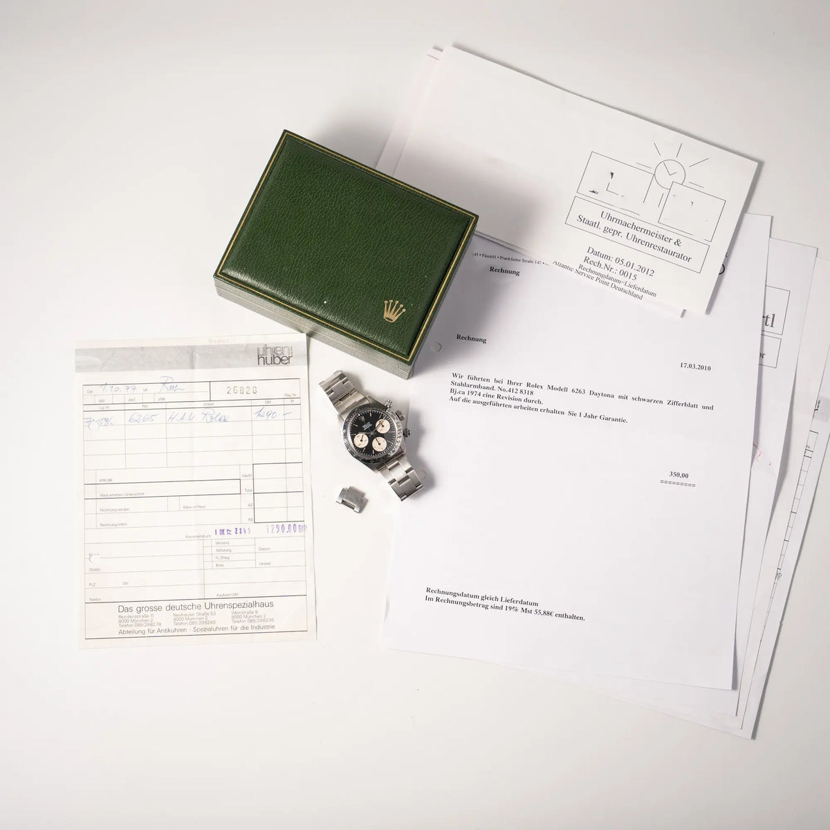 Lieferumfang zugehörig zu der Rolex Daytona der Referenz 6265 mit Sigma-Dial in schwarz und weißen Sub-Dials im 37mm-Gehäuse aus den 70er Jahren, bestehend aus originaler Box, Erstkaufbeleg und Service-Belegen