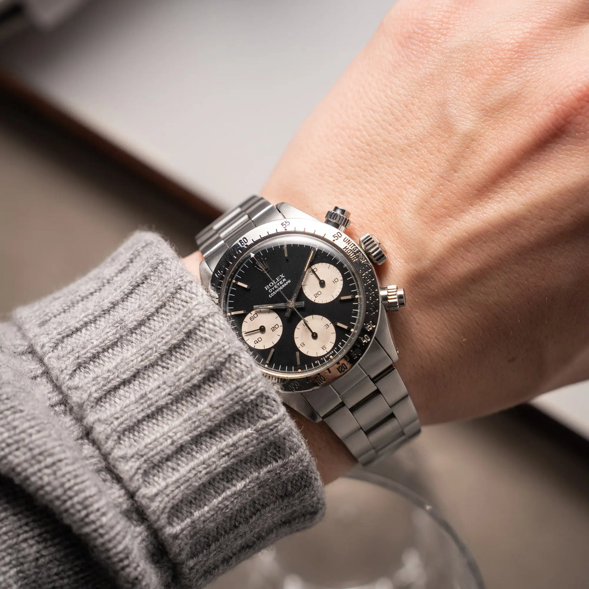 Wristshot mit der Rolex Daytona der Referenz 6265 mit Sigma-Dial in schwarz und weißen Sub-Dials im 37mm-Gehäuse aus den 70er Jahren