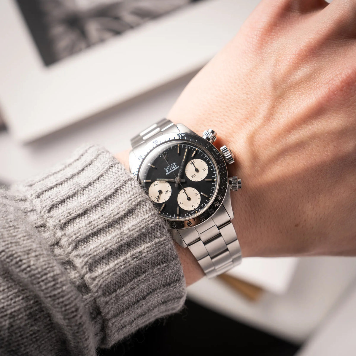 Wristshot mit der Rolex Daytona der Referenz 6265 mit Sigma-Dial in schwarz und weißen Sub-Dials im 37mm-Gehäuse aus den 70er Jahren an einem Männerhandgelenk