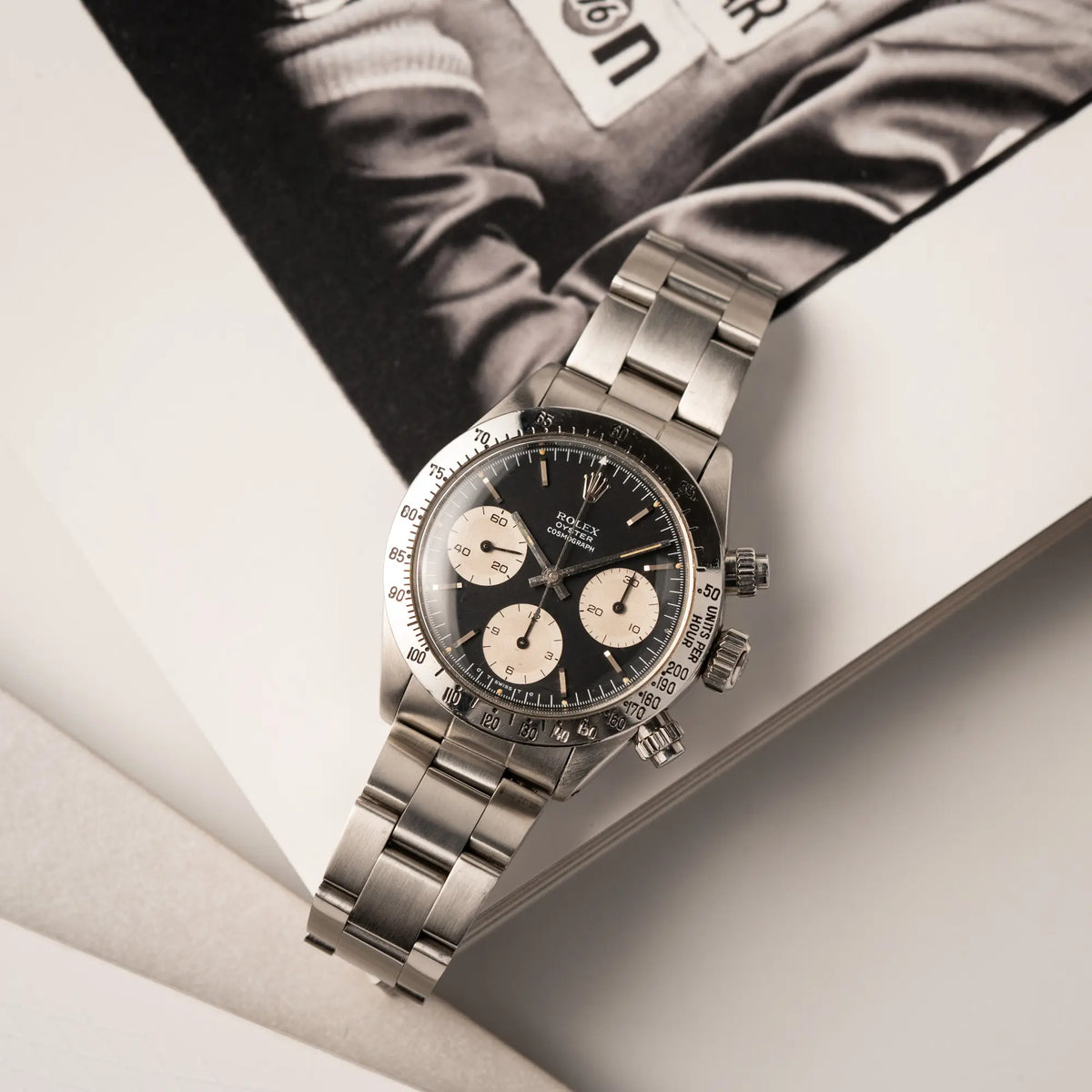 Rolex Daytona der Referenz 6265 mit Sigma-Dial in schwarz und weißen Sub-Dials im 37mm-Gehäuse aus den 70er Jahren aus der Vogelperspektive