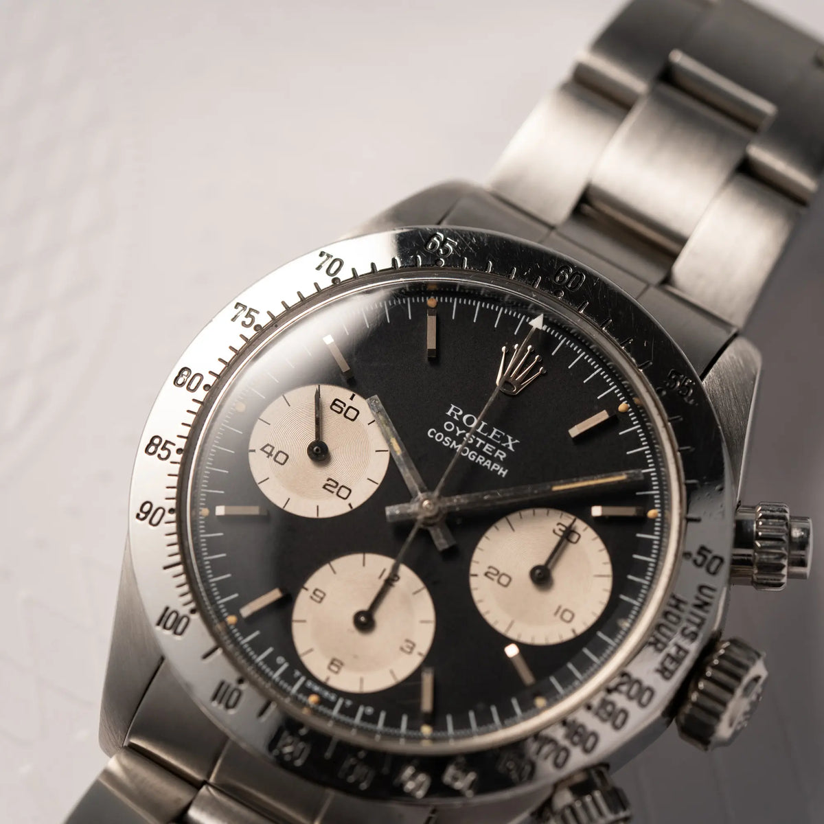 Nahaufnahme der Rolex Daytona der Referenz 6265 mit Sigma-Dial in schwarz und weißen Sub-Dials im 37mm-Gehäuse aus den 70er Jahren