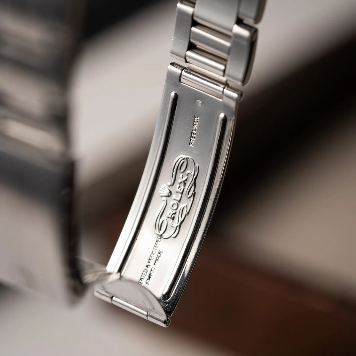 Detailaufnahme der Faltschliesse von der Rolex Daytona der Referenz 6265 mit Sigma-Dial in schwarz und weißen Sub-Dials im 37mm-Gehäuse aus den 70er Jahren zeigt die Stempel und das klassische Rolex-Logo im Inneren