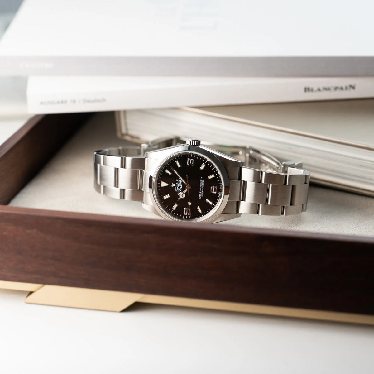Produktfotografie der Rolex Explorer 36 in Stahl mit der Referenz 1142700 in einem nahezu neuwertigen Zustand aus 2004