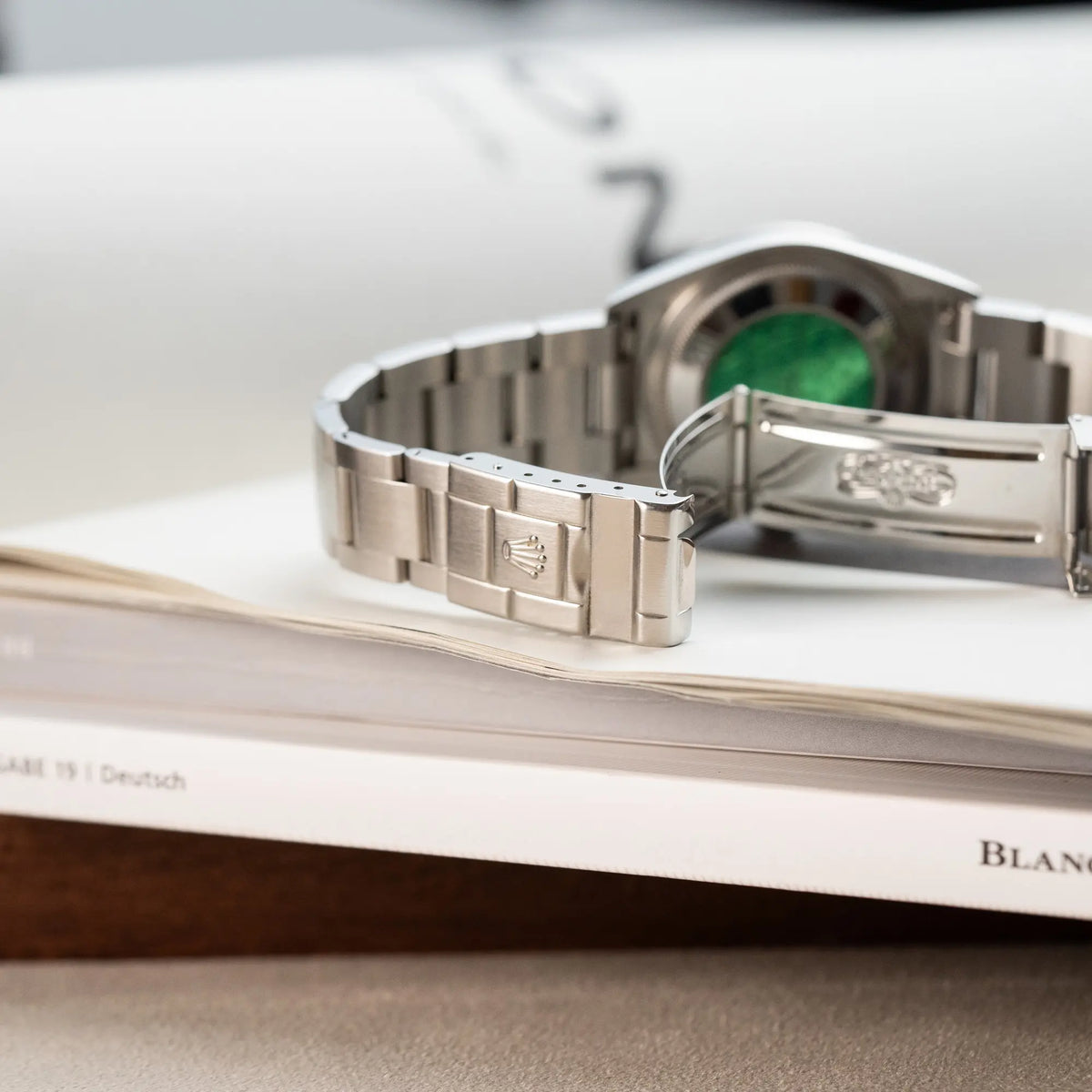 Produktfotografie der Rolex Explorer 36 in Stahl mit der Referenz 1142700 in einem nahezu neuwertigen Zustand aus 2004 mit Fokus auf der geöffneten Faltschliesse