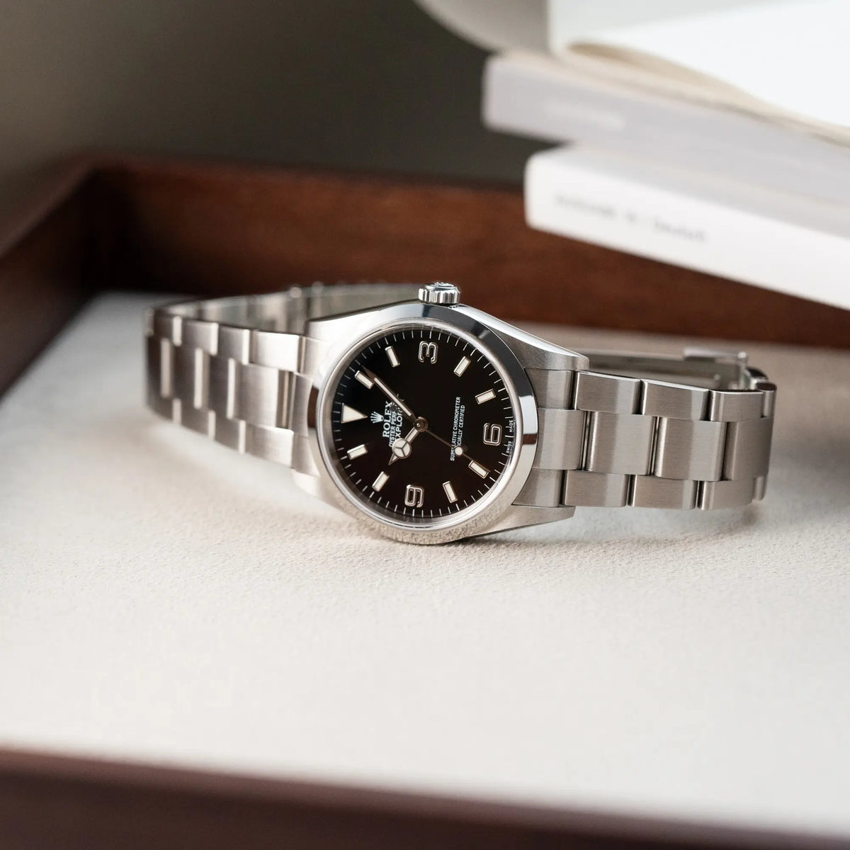 Produktfotografie der Rolex Explorer 36 in Stahl mit der Referenz 1142700 in einem nahezu neuwertigen Zustand aus 2004