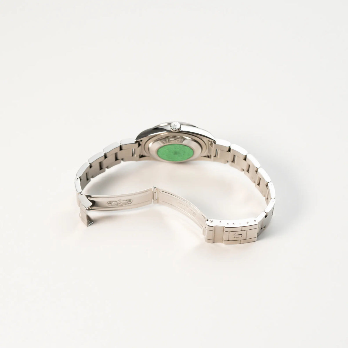 Geöffnete Faltschliesse und Blick auf den Gehäuseboden der Rolex Explorer 36 in Stahl mit der Referenz 1142700 in einem nahezu neuwertigen Zustand aus 2004