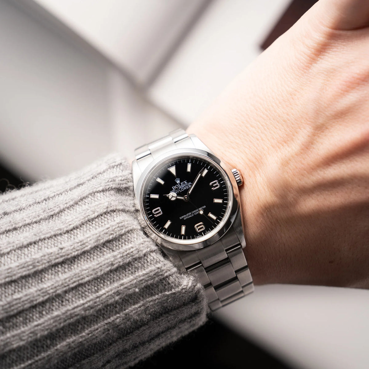 Wristshot mit der Rolex Explorer 36 der Referenz 114270 mit dem klassischen schwarzen 3-6-9 Zifferblatt
