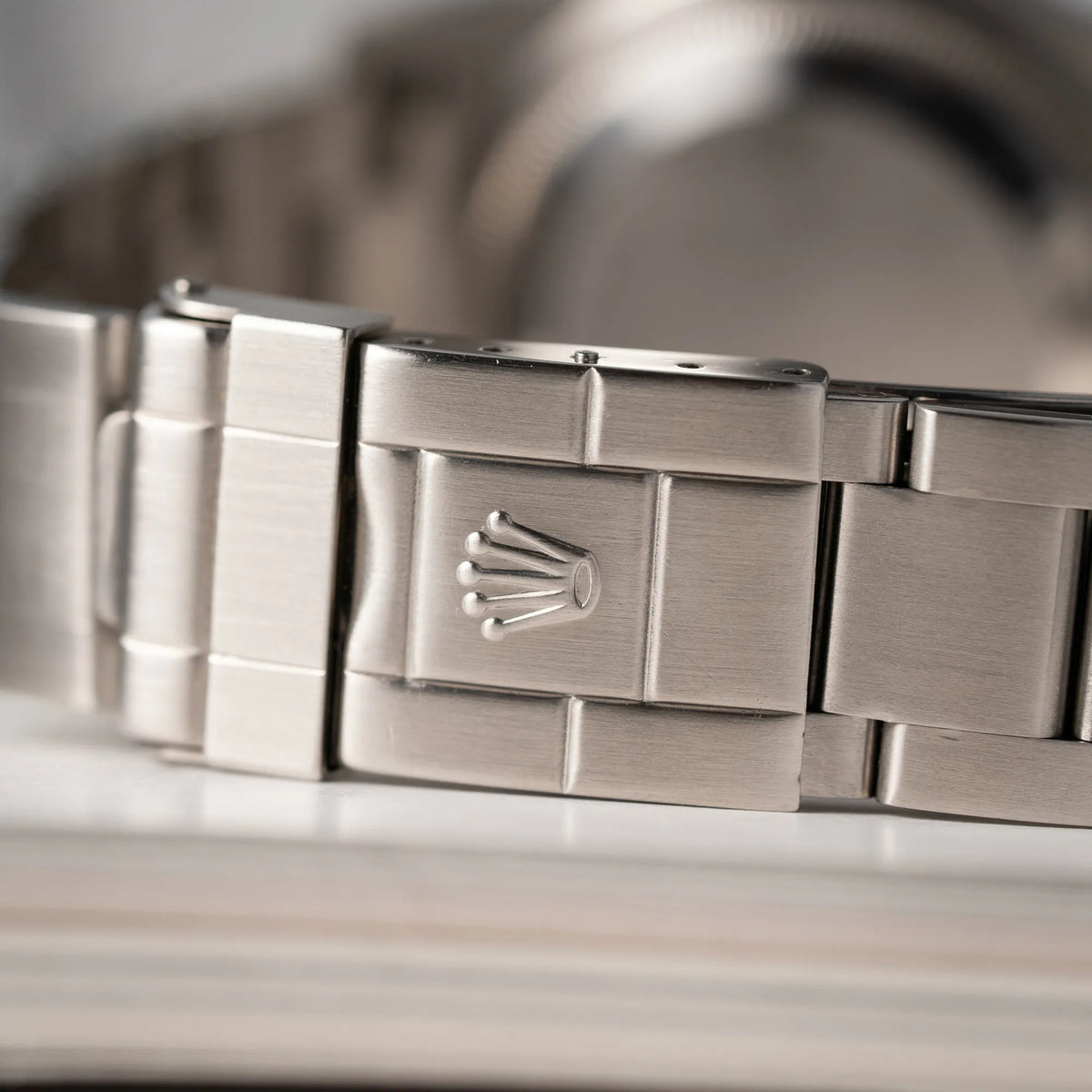 Detailaufnahme der Oyster-Stahl-Faltschliesse der Rolex Explorer 36 der Referenz 114270 mit dem klassischen schwarzen 3-6-9 Zifferblatt zeigt die Rolex-Krone