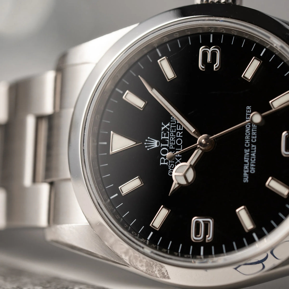 Detailaufnahme der Rolex Explorer 36 der Referenz 114270 mit dem klassischen schwarzen 3-6-9 Zifferblatt mit Fokus auf dem Zeigersatz