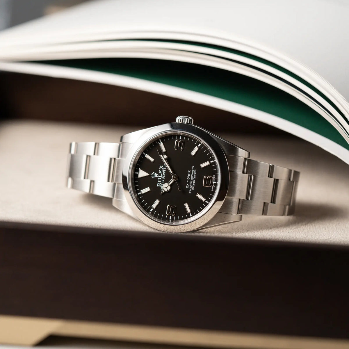 Produktfotografie der Rolex Explorer 39 der Referenz 214270 mit dem schwarzen 3-6-9 Zifferblatt