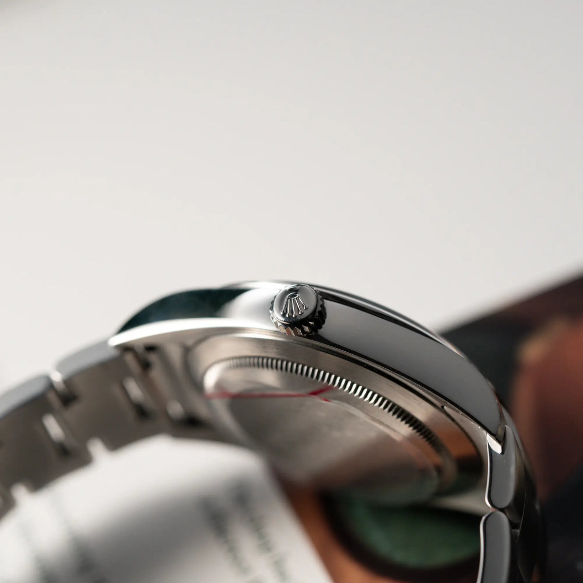 Detailaufnahme der Aufzugskrone der Rolex Explorer 39 der Referenz 214270 mit dem schwarzen 3-6-9 Zifferblatt