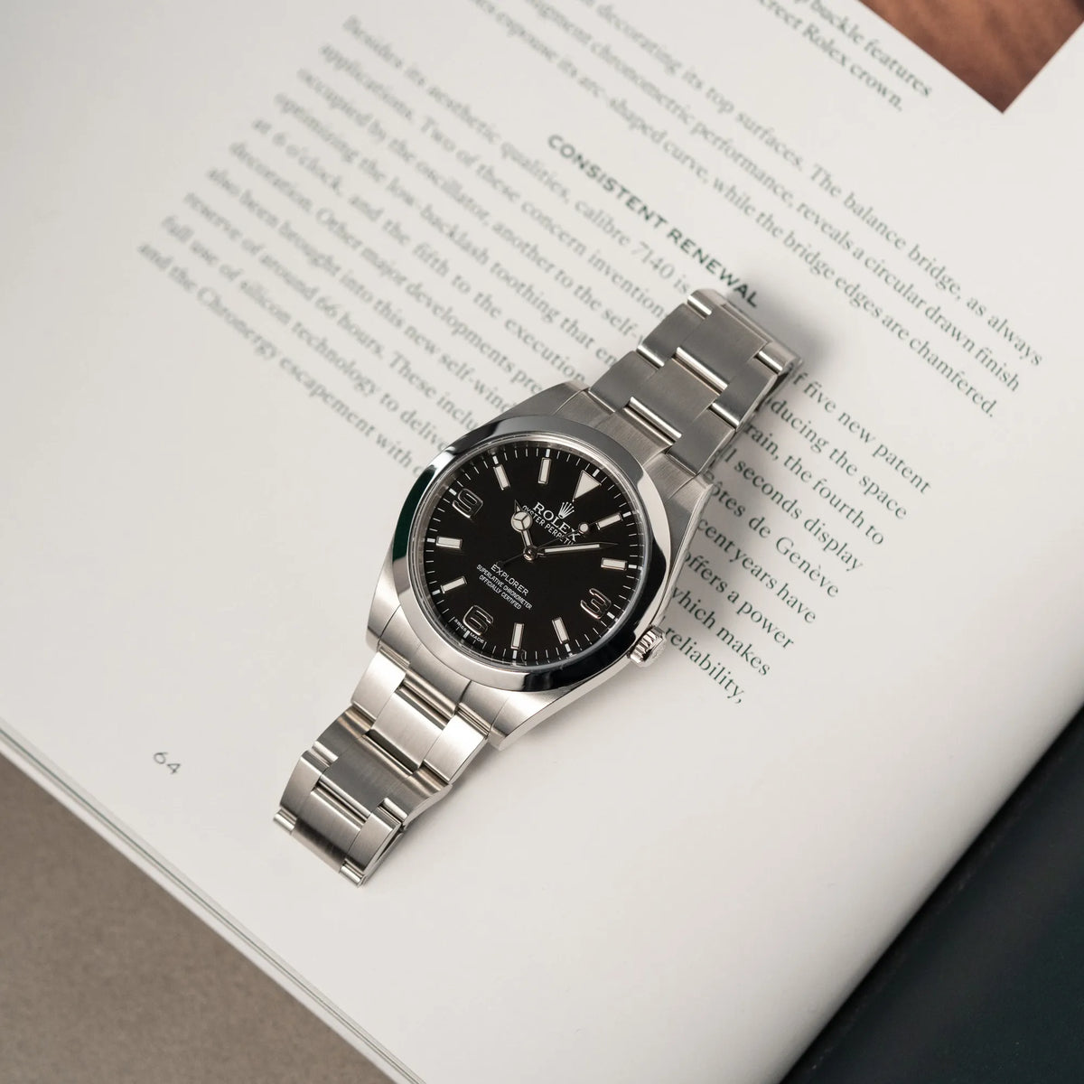 Produktfotografie der Rolex Explorer 39 der Referenz 214270 mit dem schwarzen 3-6-9 Zifferblatt