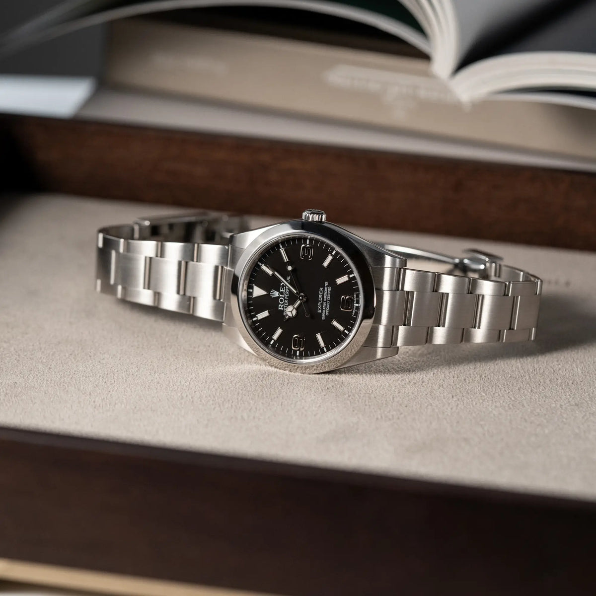 Produktfotografie der Rolex Explorer 39 der Referenz 214270 mit dem schwarzen 3-6-9 Zifferblatt, während die Uhr auf einem Juwelierstablett liegt