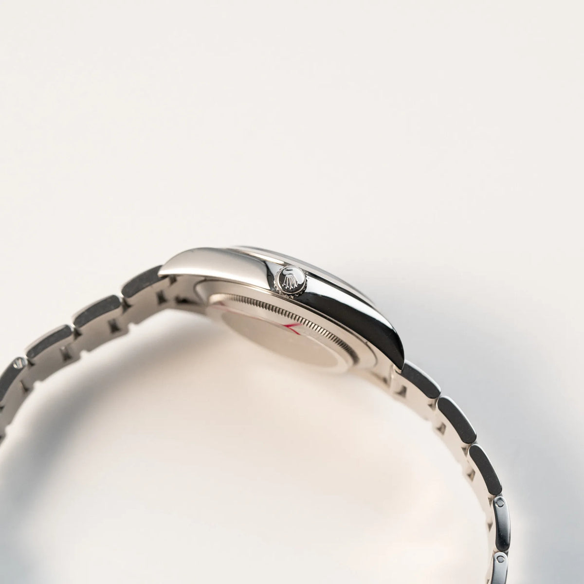 Seitliches Gehäuse der Rolex Explorer 39 214270 mit Blick auf die Aufzugskrone