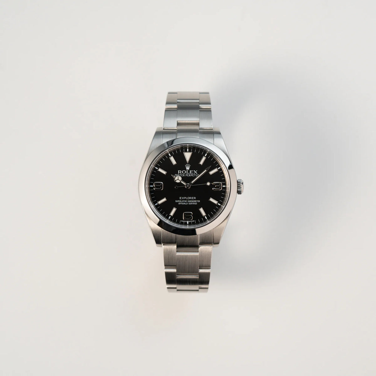 Frontale Ansicht der Rolex Explorer 39 mit dem schwarzen 3-6-9 Zifferblatt