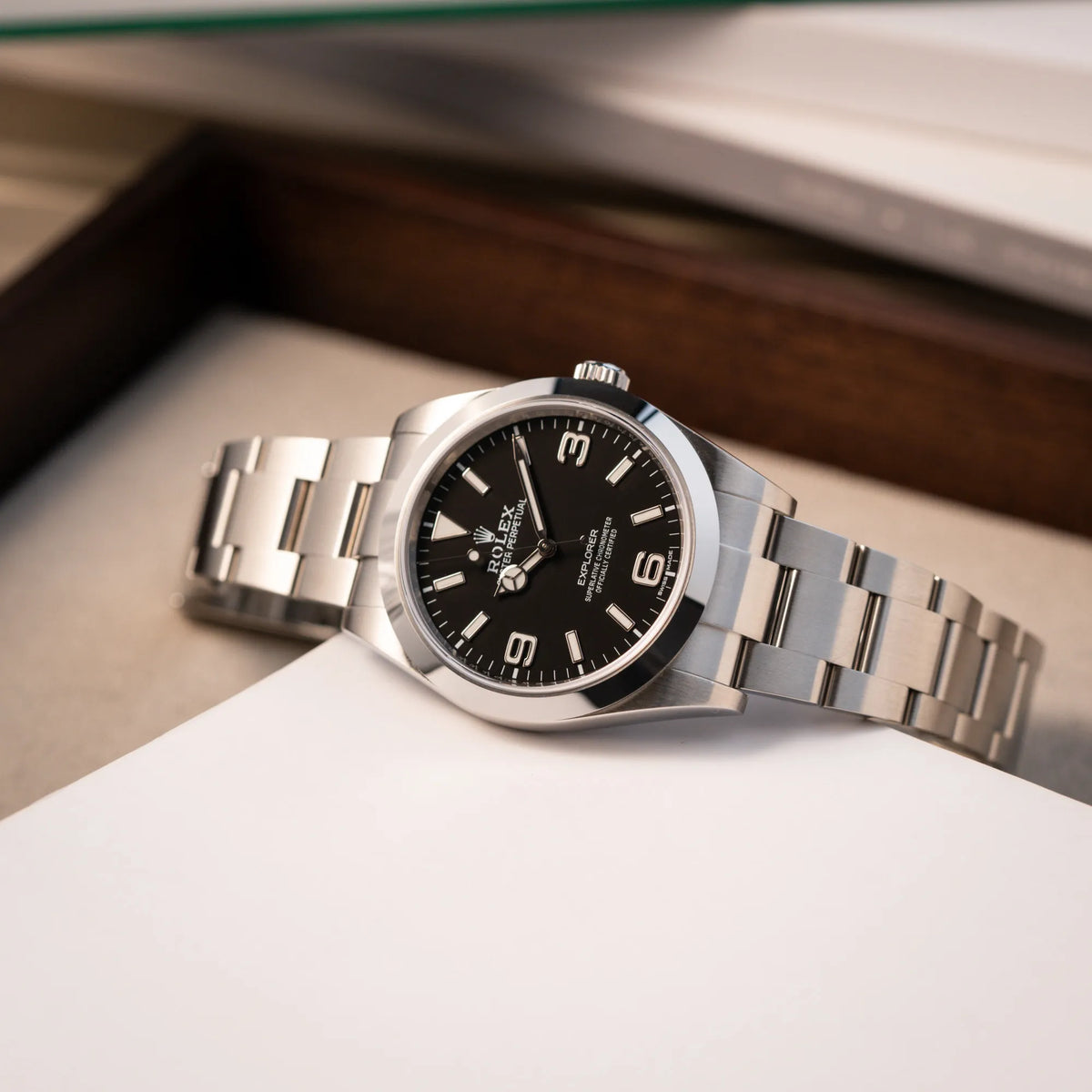 Produktfotografie der Rolex Explorer 39 214270 mit schwarzem 3-6-9-Explorer-Zifferblatt