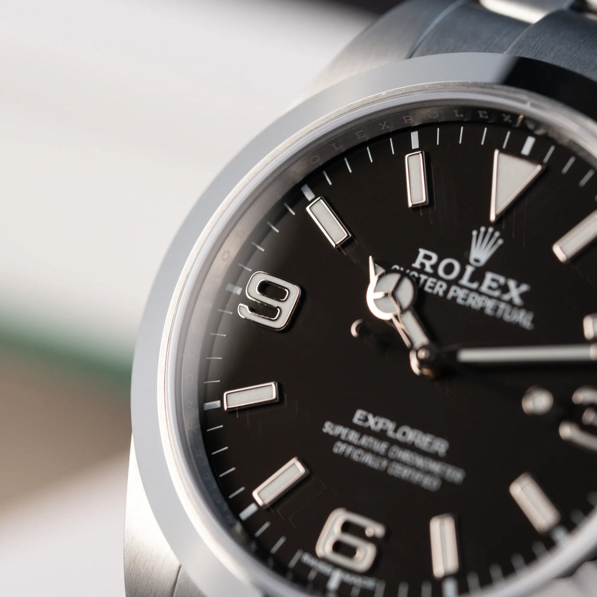 Makroaufnahme der Rolex Explorer 39 214270 mit schwarzem 3-6-9-Explorer-Zifferblatt