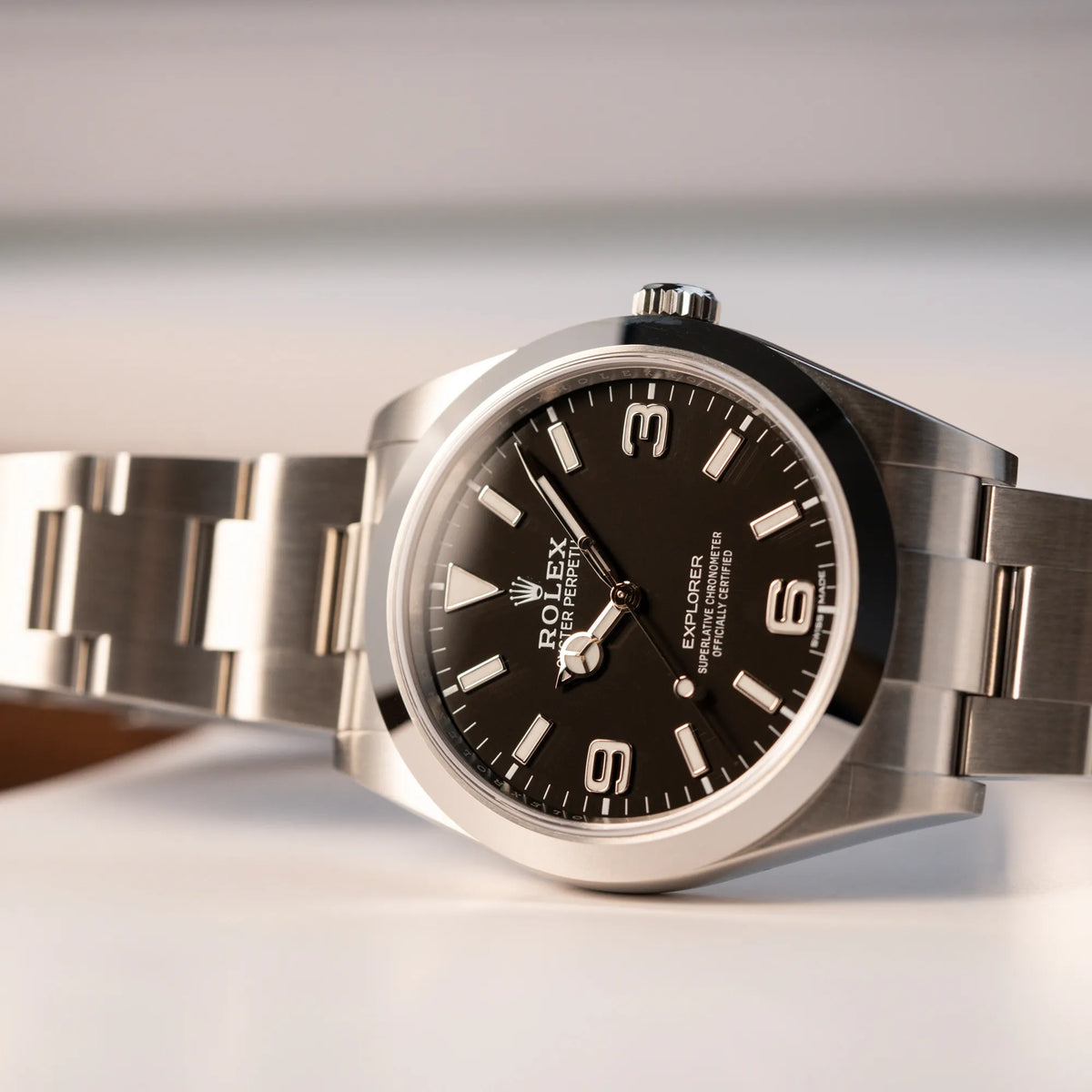 Produktfotografie der Rolex Explorer 39 214270 mit schwarzem 3-6-9-Explorer-Zifferblatt