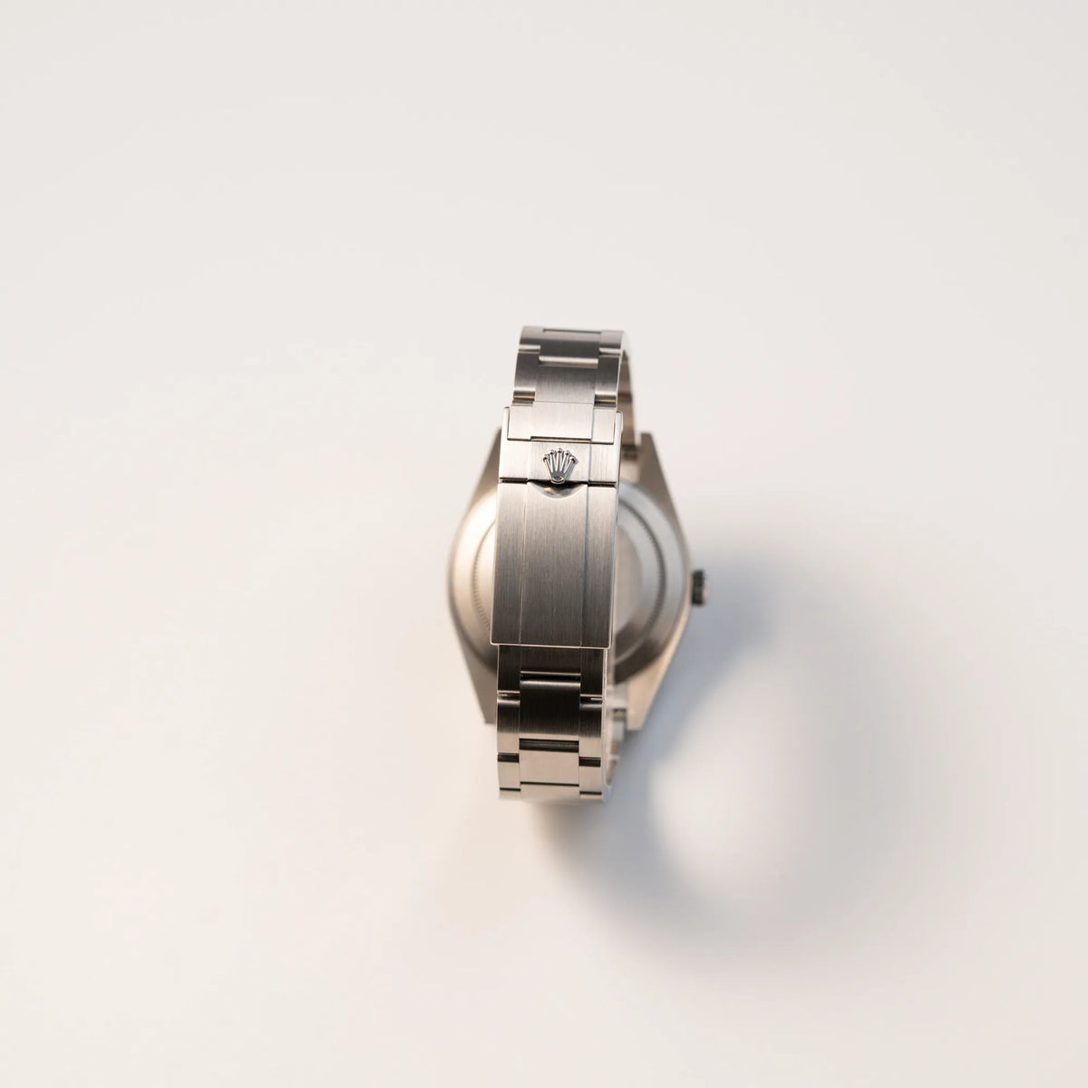 Blick auf die geschlossene Faltschliesse der Rolex Explorer 39 214270 mit schwarzem 3-6-9-Explorer-Zifferblatt