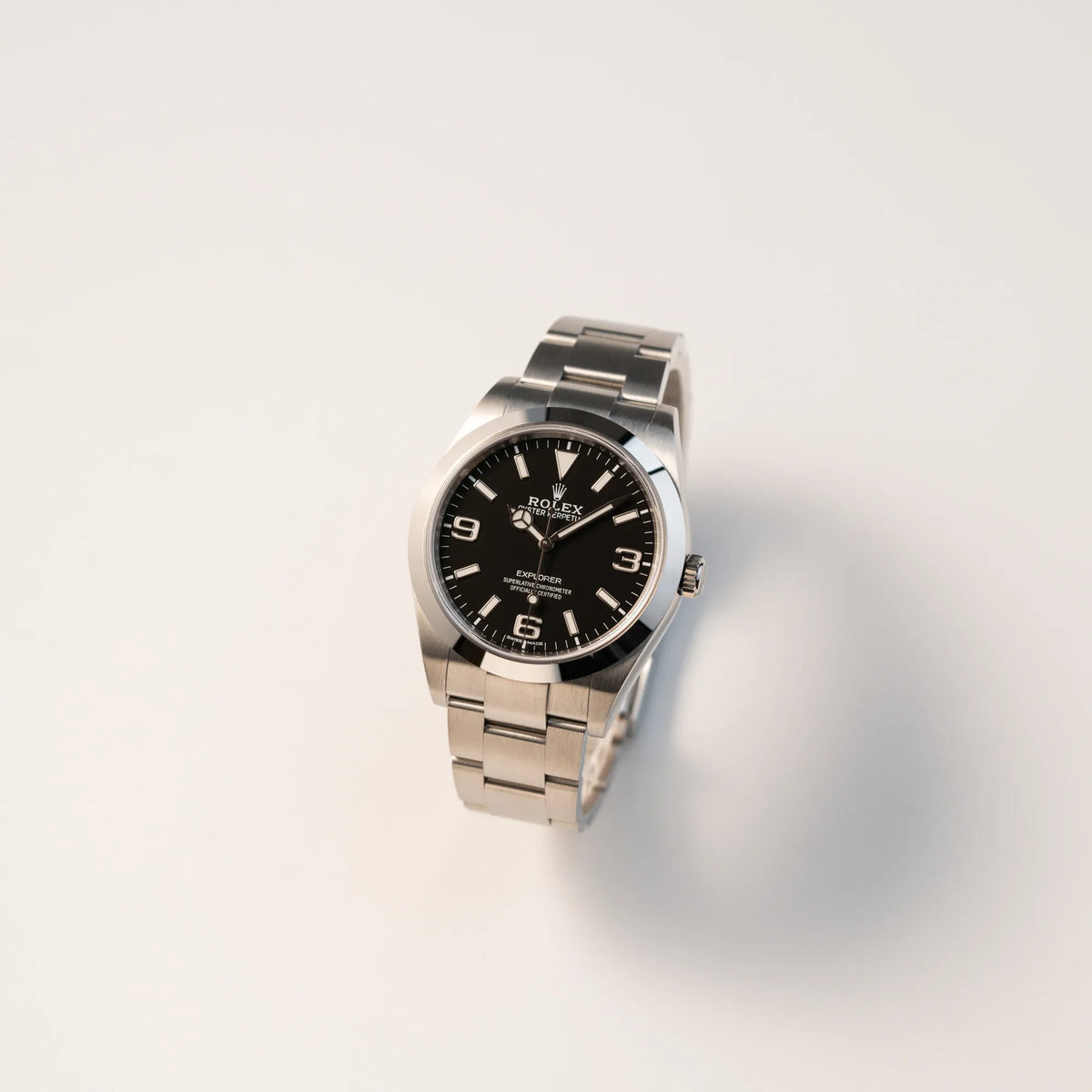 Leicht schräge Ansicht der Rolex Explorer 39 214270 mit schwarzem 3-6-9-Explorer-Zifferblatt